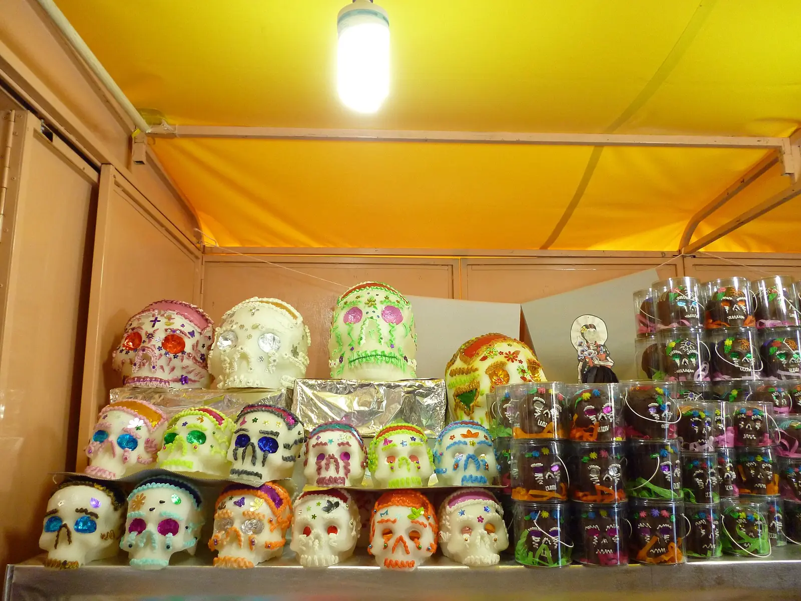 Calaveras de azúcar y de chocolate decoradas en un puesto de la Feria del Alfeñique de Toluca