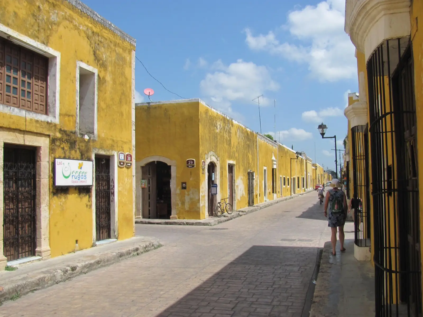 Fachadas pintadas de amarillo en Izamal, Yucatán