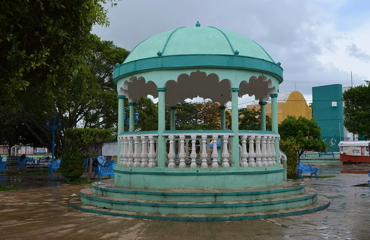 Plaza principal de Pomuch