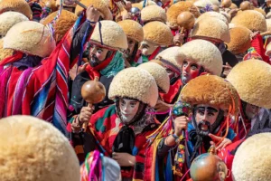 Parachicos con máscaras de madera, monteras de ixtle y sarapes de colores durante la Fiesta Grande de Chiapa de Corzo